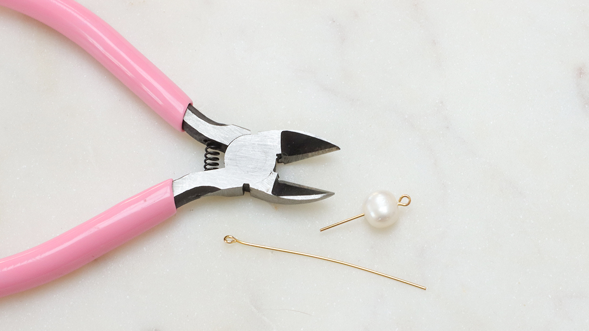 Freshwater pearl dangling earrings : Step 1 Freshwater pearl dangling earrings : Step 1