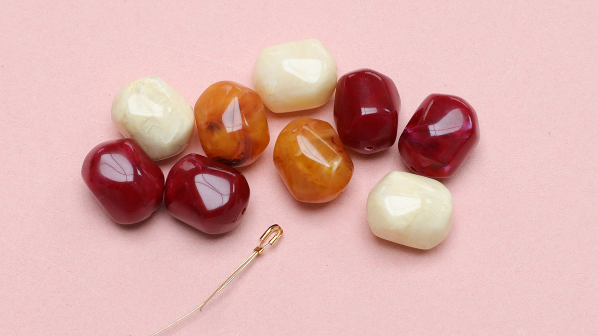 XXL colored pearl necklace with sun pendant : Step 1