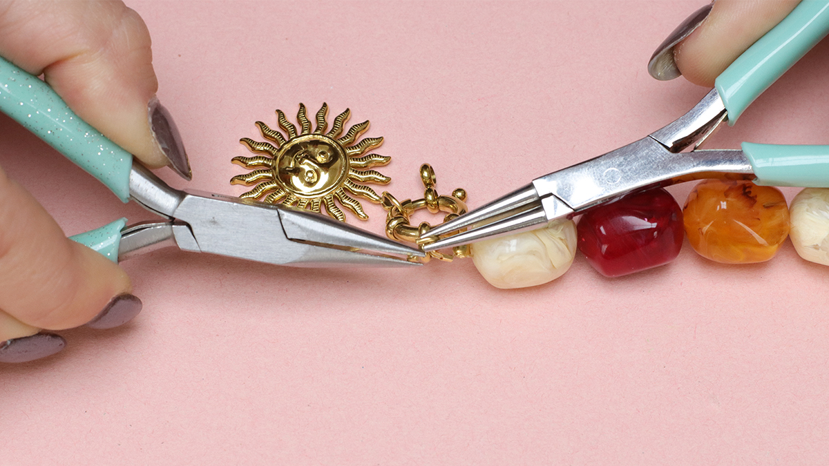 XXL colored pearl necklace with sun pendant : Step 6