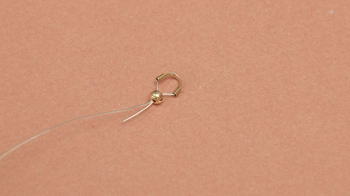 Khaki resin beads bracelet : Step 2