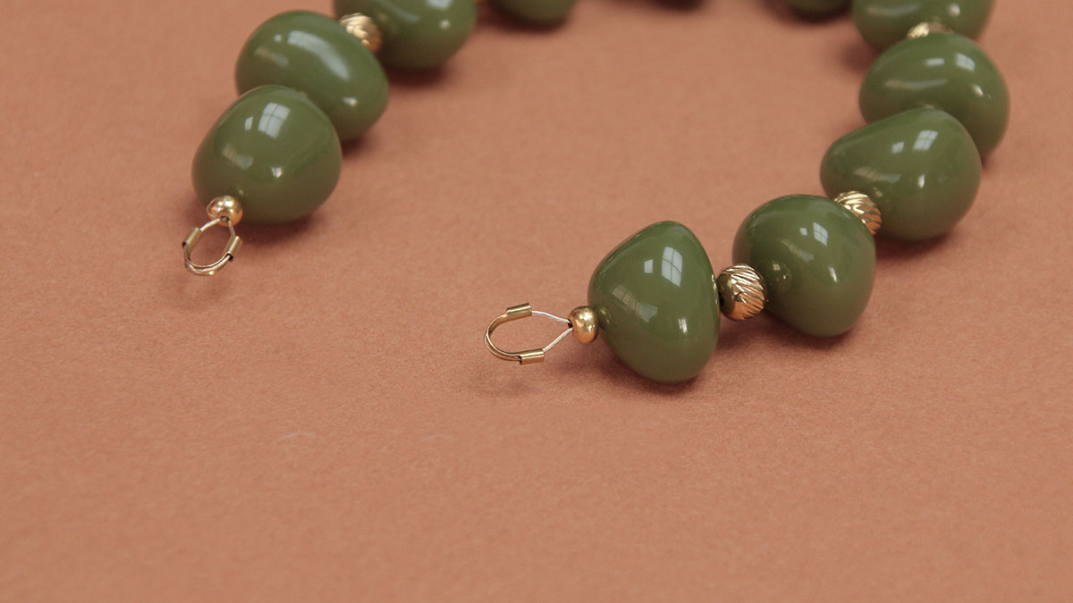 Khaki resin beads bracelet : Step 4