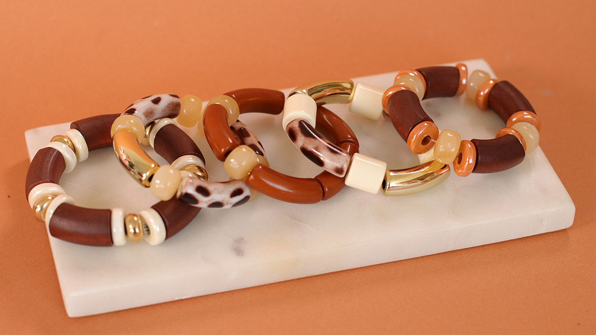 Leopard and khaki curved tube bead bracelets : Step 4