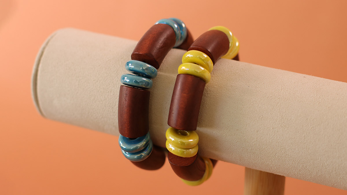 Leopard and khaki curved tube bead bracelets : Step 5