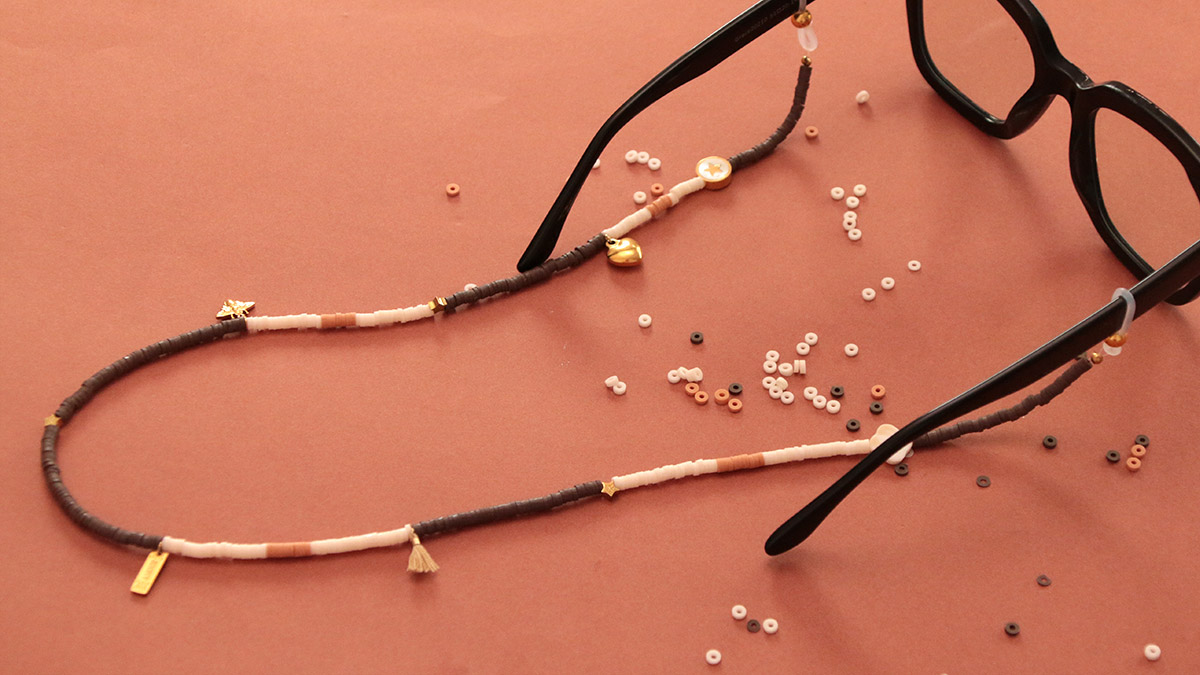 Eyeglass cord with heishi beads Mocha Mousse color : Step 2 Eyeglass cord with heishi beads Mocha Mousse color : Step 2