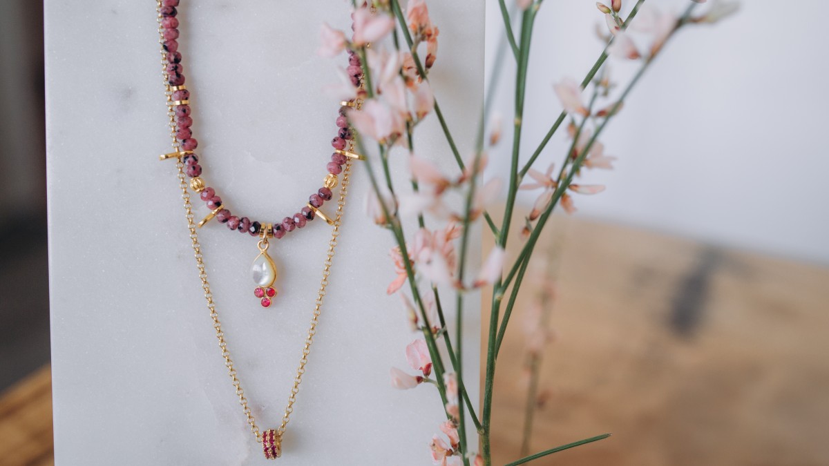 Schema  Double-row natural stone necklace