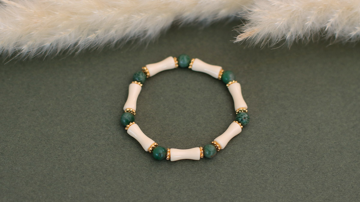 Elastic bracelets beads green tubes : Step 1