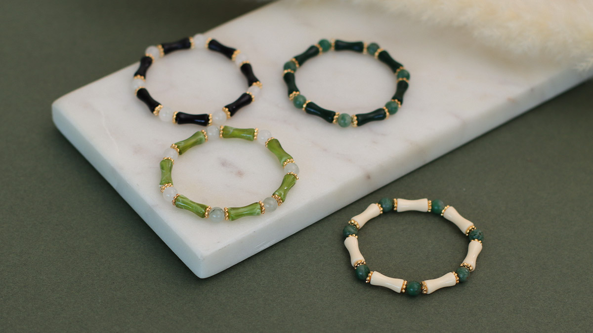 Elastic bracelets beads green tubes : Step 2