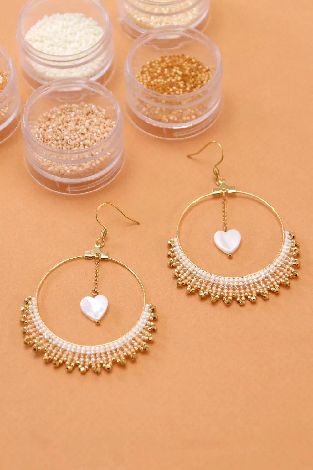 Schema Miyuki and mother-of-pearl herringbone hoop earrings Schema Miyuki and mother-of-pearl herringbone hoop earrings