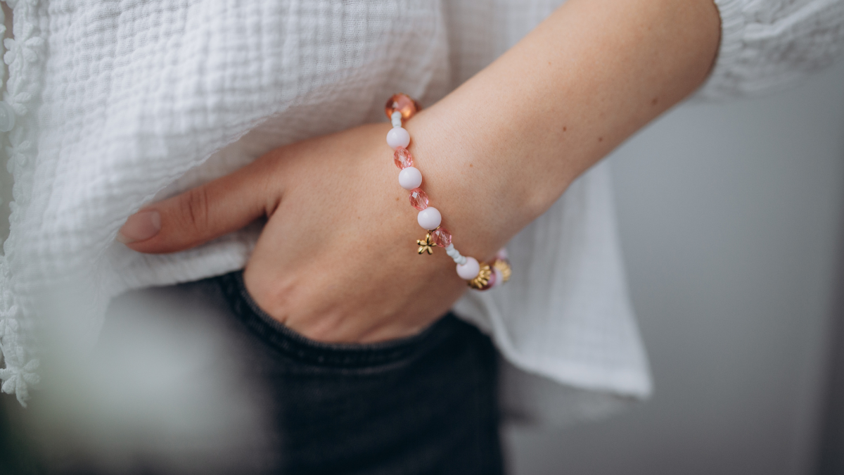 Pink bracelet with resin beads and flower charm