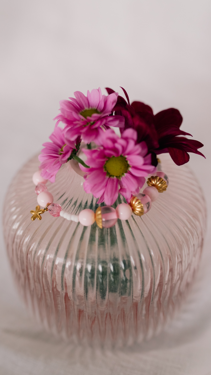Schema  Pink bracelet with resin beads and flower charm