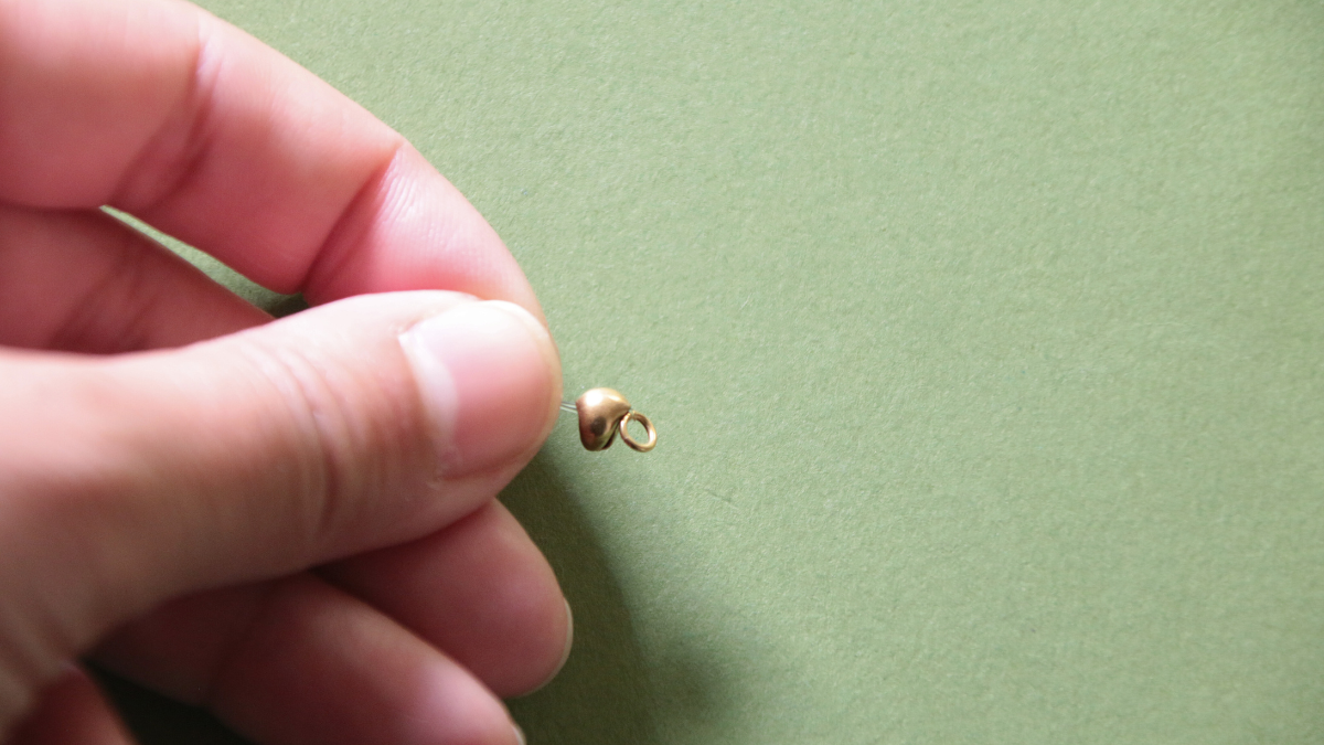 Pink bracelet with resin beads and flower charm : Step 3