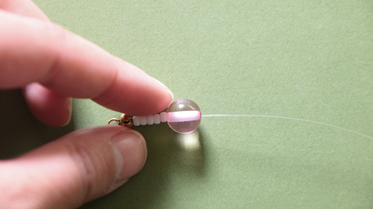 Pink bracelet with resin beads and flower charm : Step 4