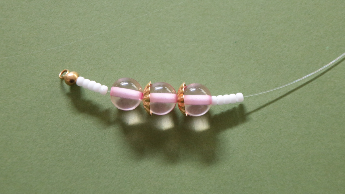 Pink bracelet with resin beads and flower charm : Step 5