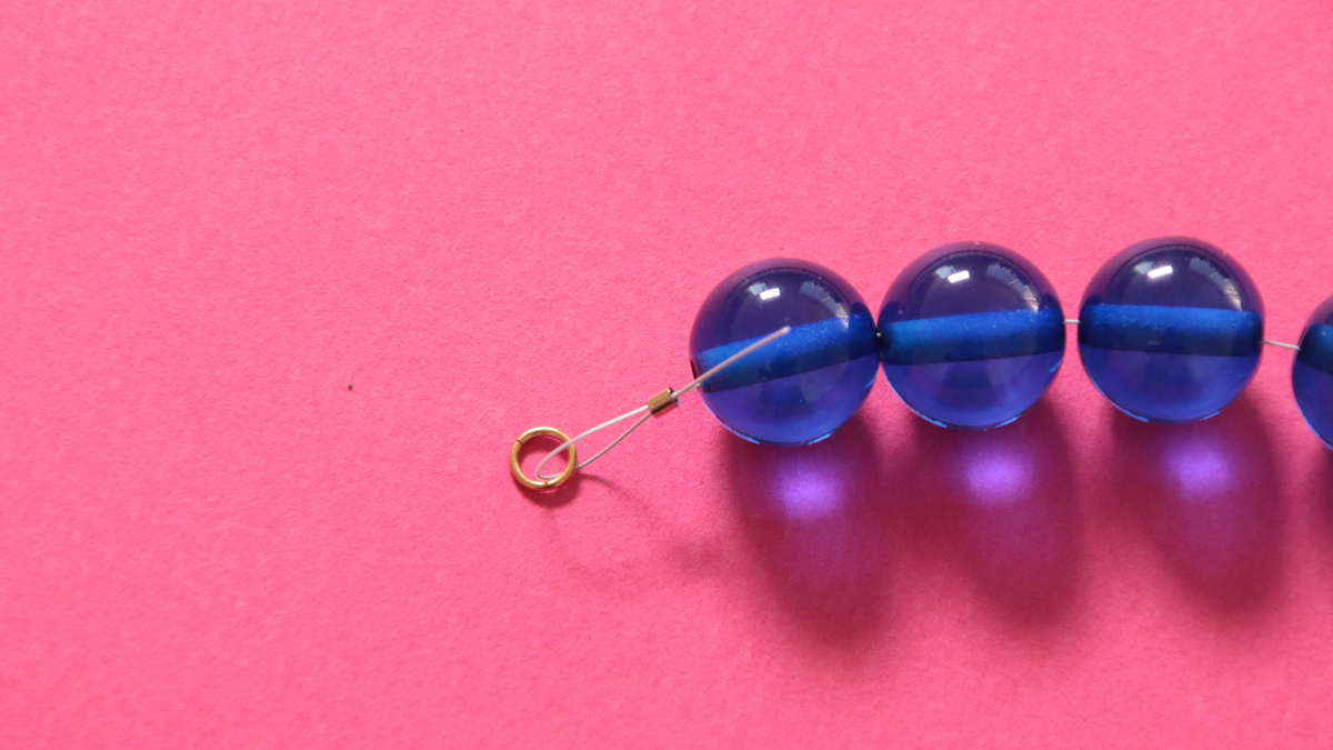 Necklace with large beads and butterfly pendant : Step 2 Necklace with large beads and butterfly pendant : Step 2