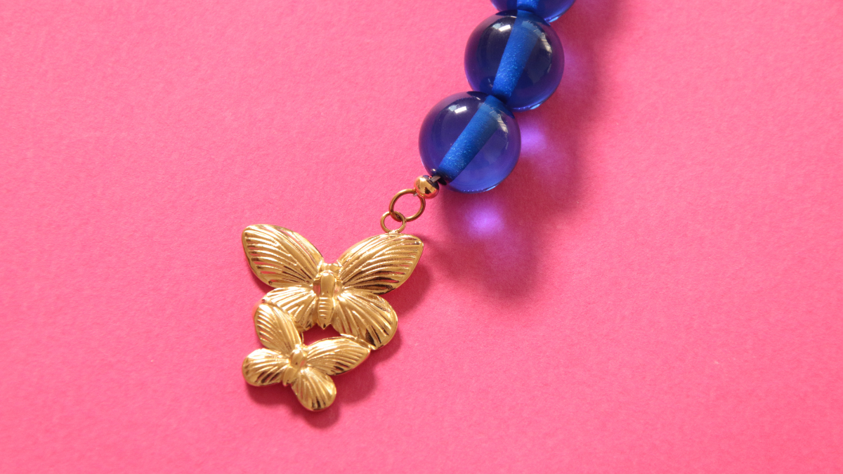 Necklace with large beads and butterfly pendant : Step 3 Necklace with large beads and butterfly pendant : Step 3