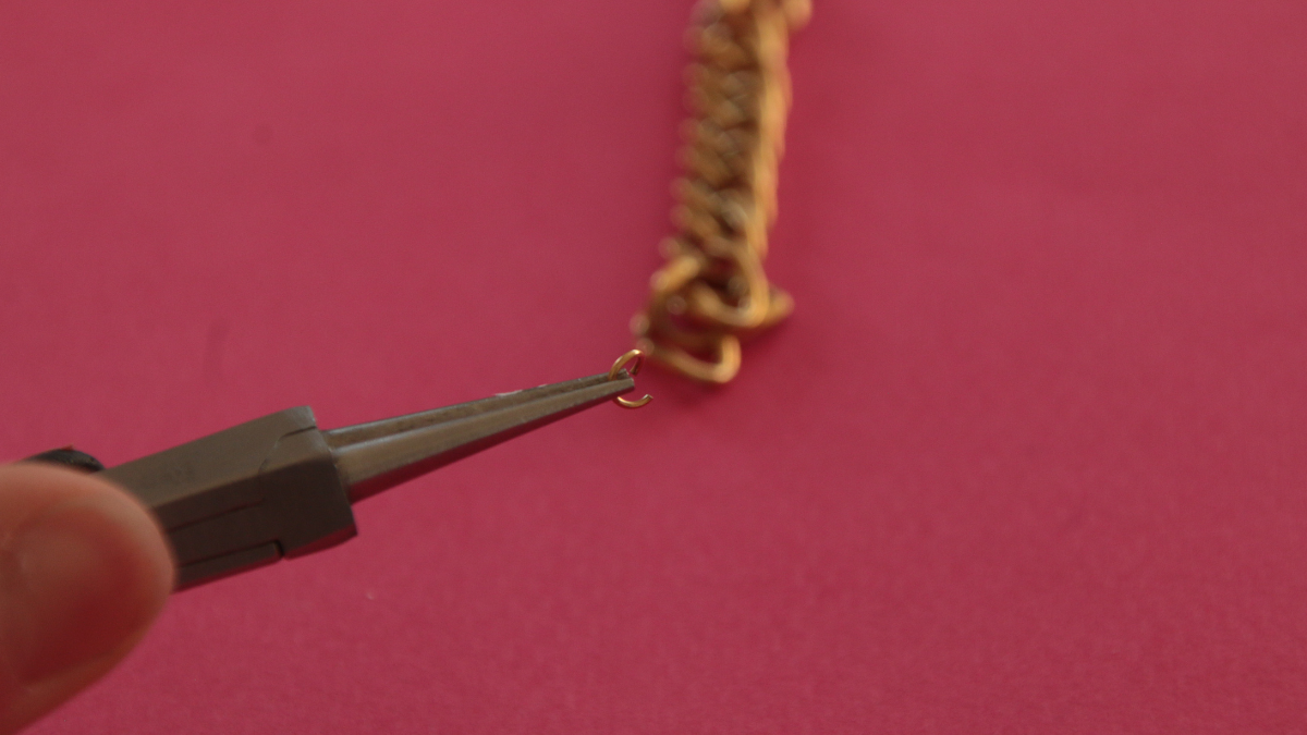 Necklace with large beads and butterfly pendant : Step 4 Necklace with large beads and butterfly pendant : Step 4