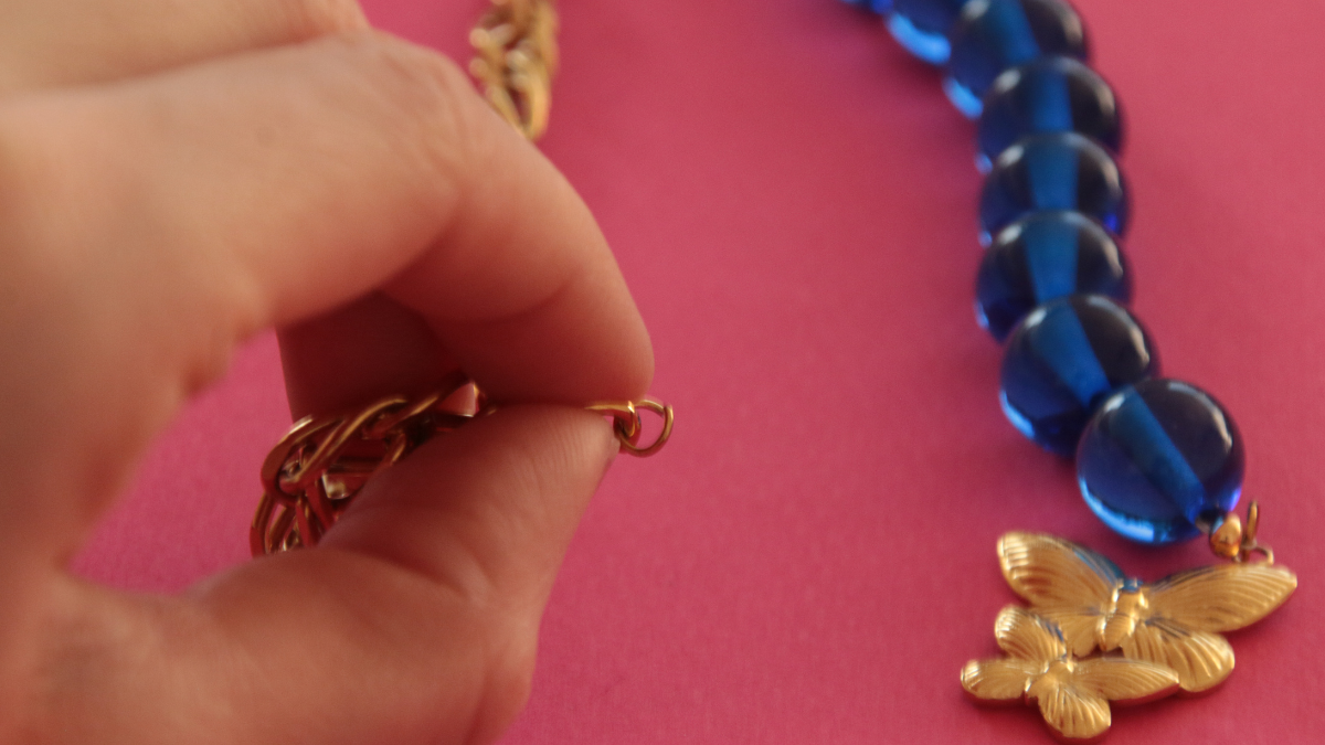 Necklace with large beads and butterfly pendant : Step 5 Necklace with large beads and butterfly pendant : Step 5
