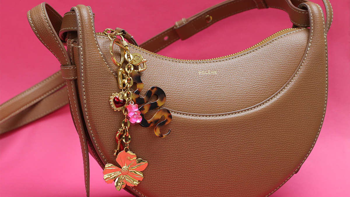 Schema  Bag jewel with letter and snake pendant