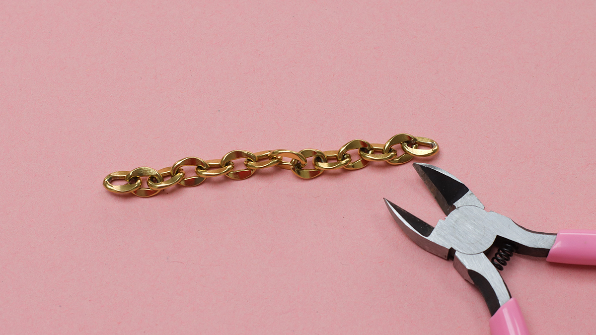 Bag jewel with letter and snake pendant : Step 1