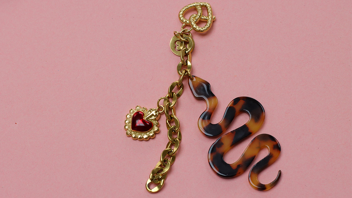 Bag jewel with letter and snake pendant : Step 4