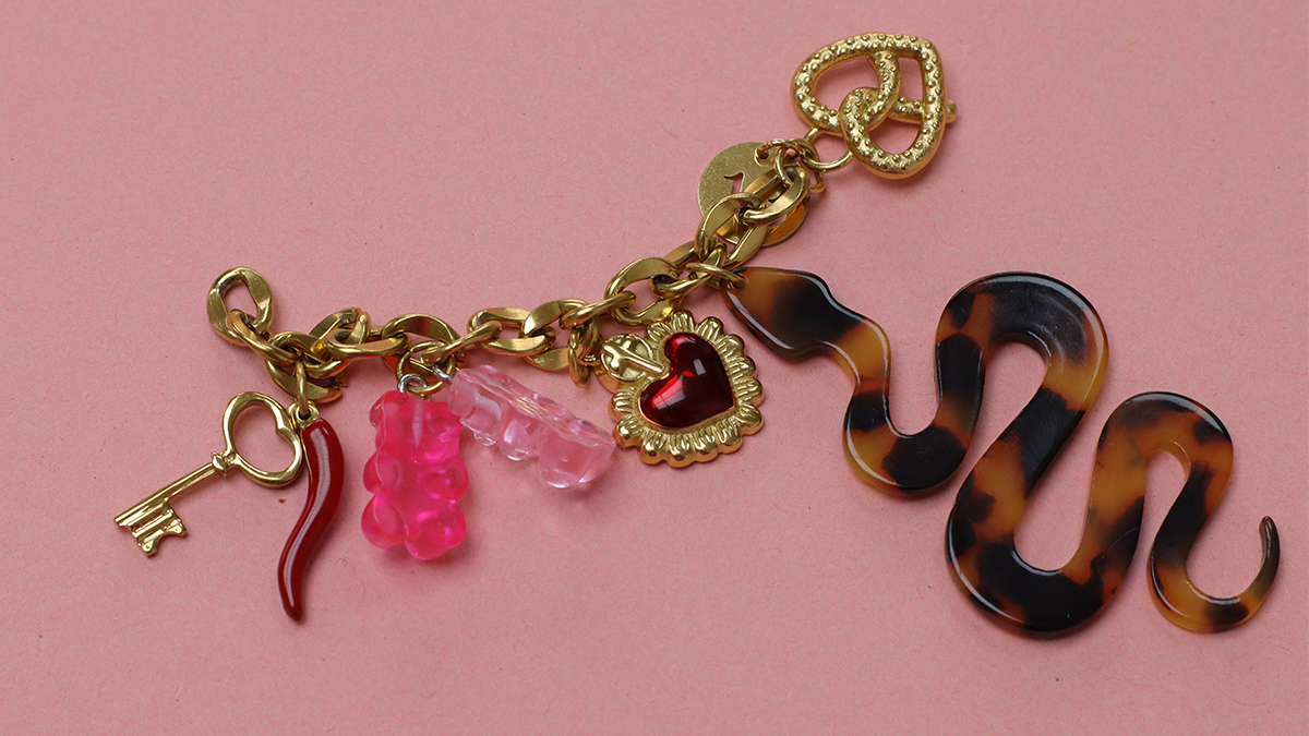 Bag jewel with letter and snake pendant : Step 6