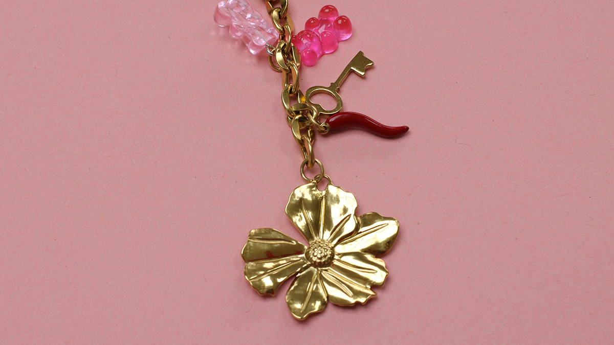 Bag jewel with letter and snake pendant : Step 7