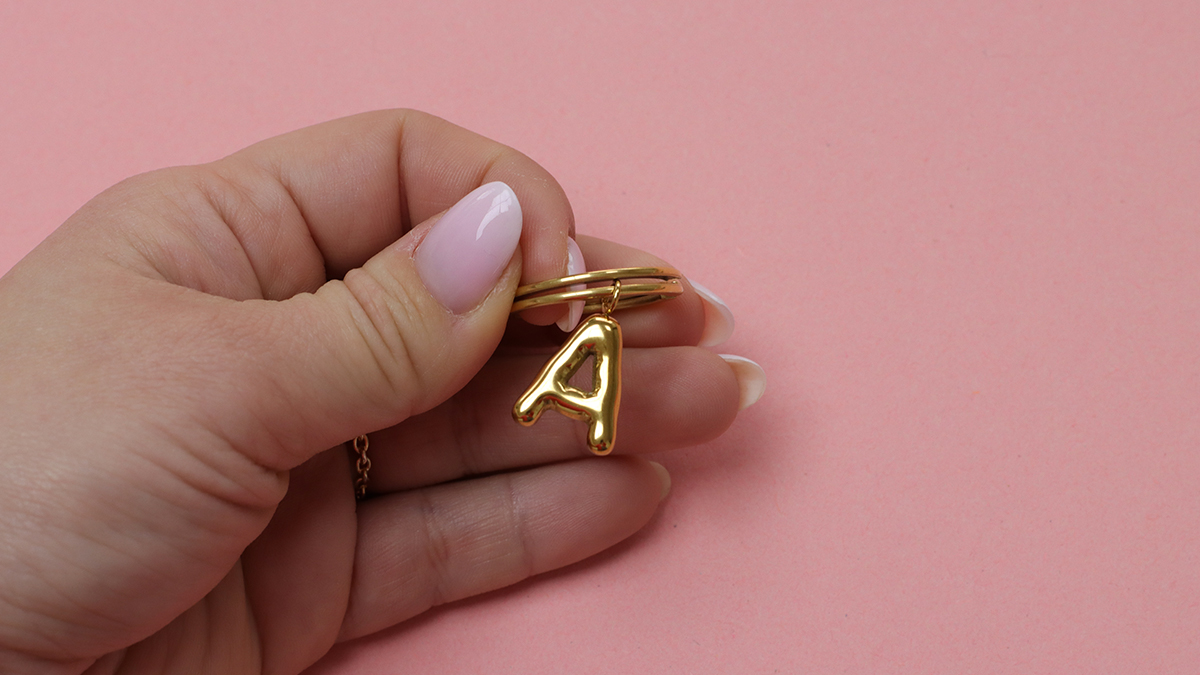 Bag jewel with letter and snake pendant : Step 8