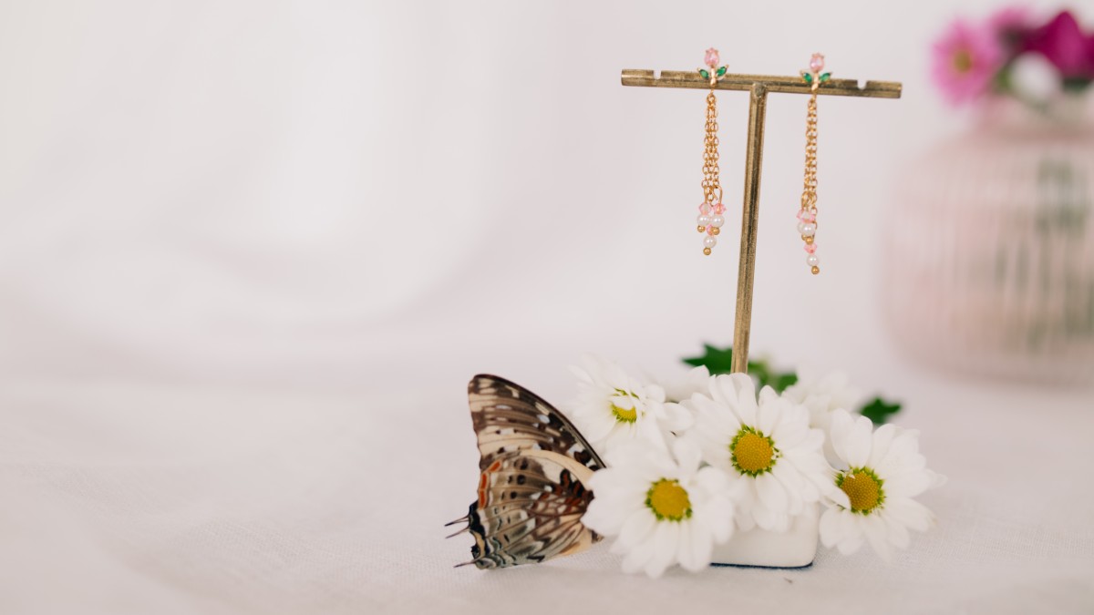 Schema Flower earrings with pearly beads Schema Flower earrings with pearly beads