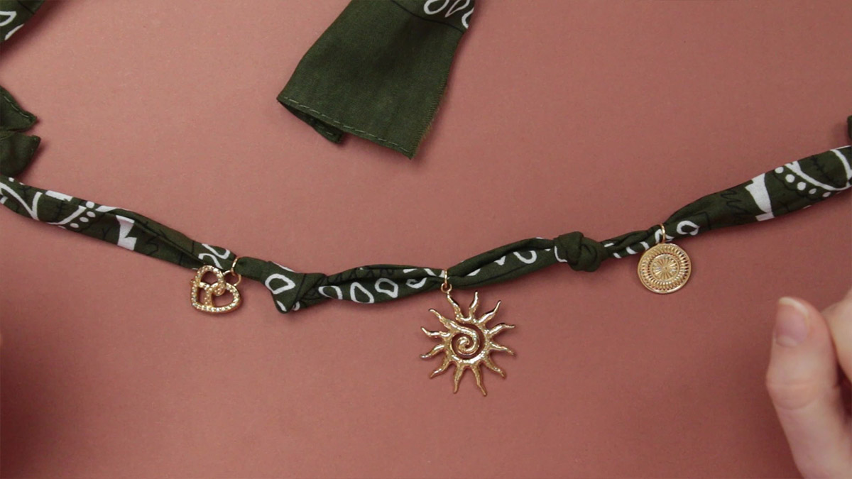 Women's Bandana necklace with sun pendant : Step 4
