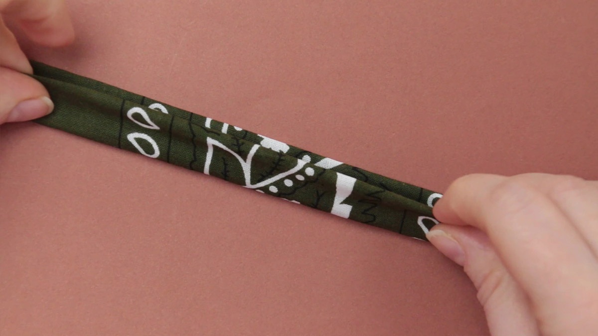 Women's Bandana necklace with sun pendant : Step 3