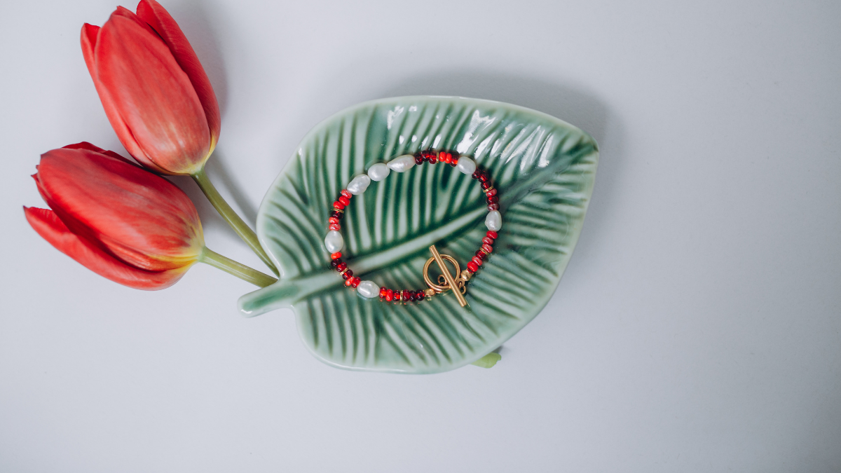 Schema  Seed beads and freshwater pearls red bracelet