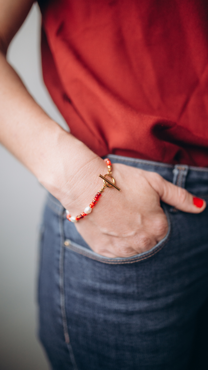 Schema  Seed beads and freshwater pearls red bracelet
