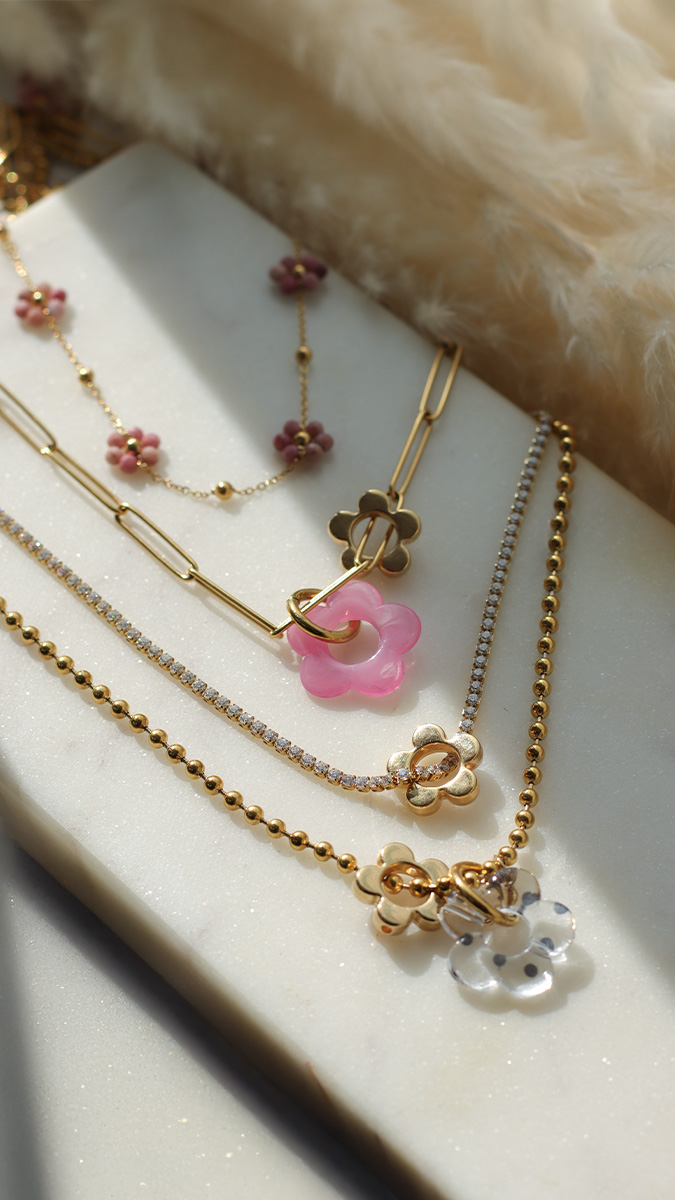 Multi-strand necklaces in gold-plated stainless steel with flowers and rhinestone chain