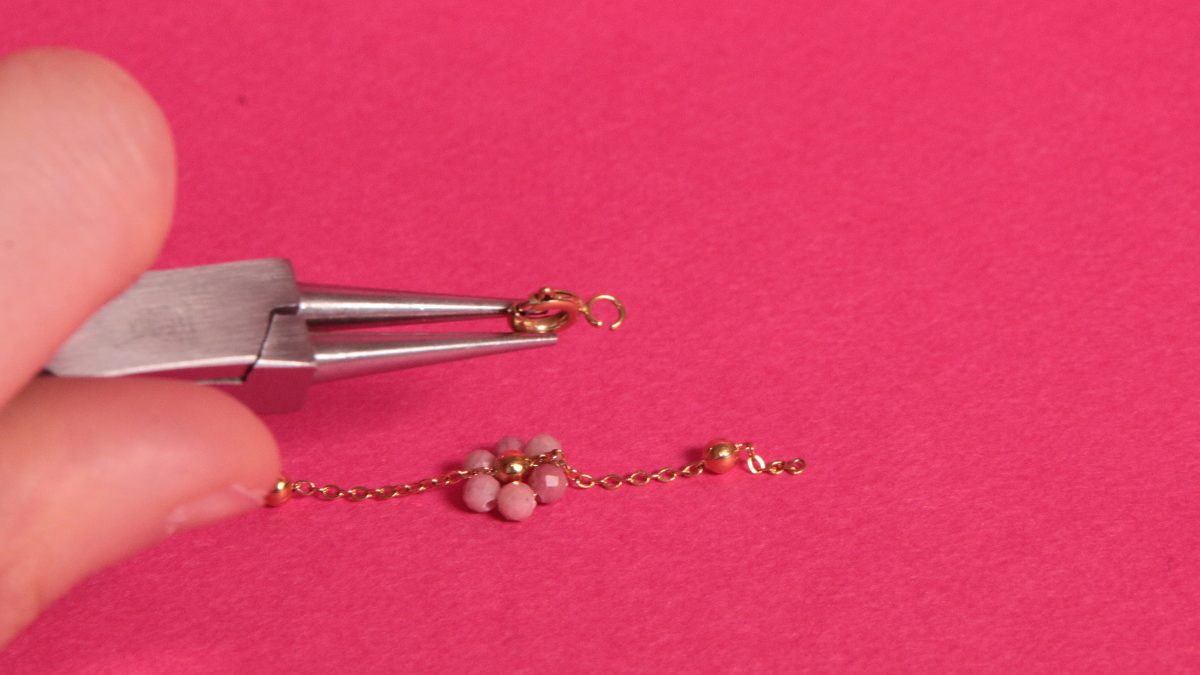 Multi-strand necklaces in gold-plated stainless steel with flowers and rhinestone chain : Step 1