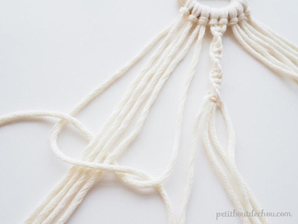DIY hanging mirror with macramé and wooden beads : Step 5 DIY hanging mirror with macramé and wooden beads : Step 5