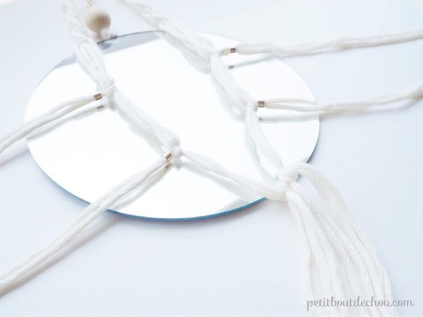 DIY hanging mirror with macramé and wooden beads : Step 11 DIY hanging mirror with macramé and wooden beads : Step 11