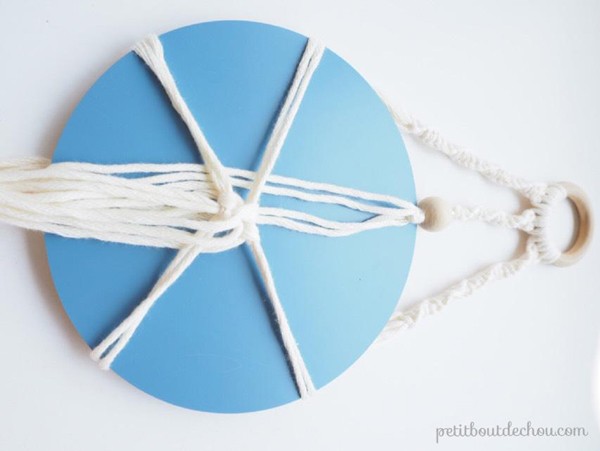 DIY hanging mirror with macramé and wooden beads : Step 12 DIY hanging mirror with macramé and wooden beads : Step 12