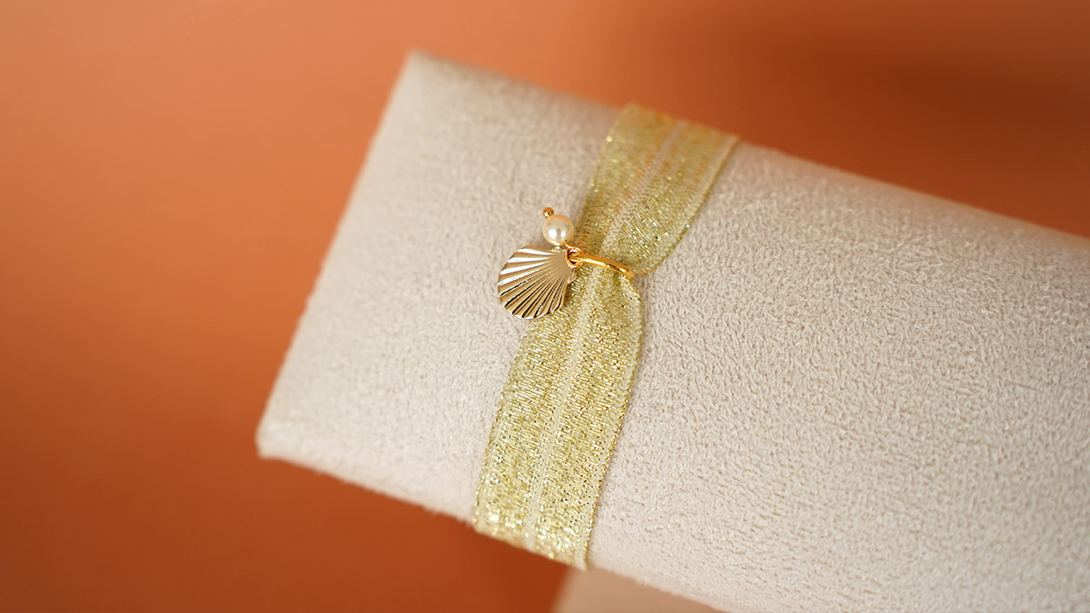 Schema  Gold elastic ribbon bracelet with shell medal