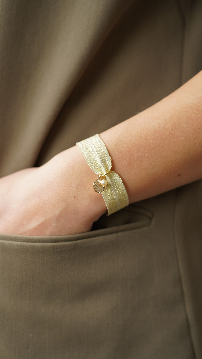 Schema  Gold elastic ribbon bracelet with shell medal