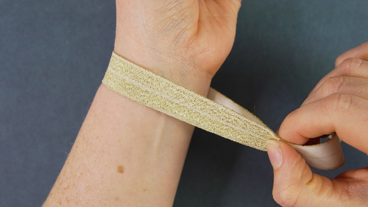 Gold elastic ribbon bracelet with shell medal : Step 1