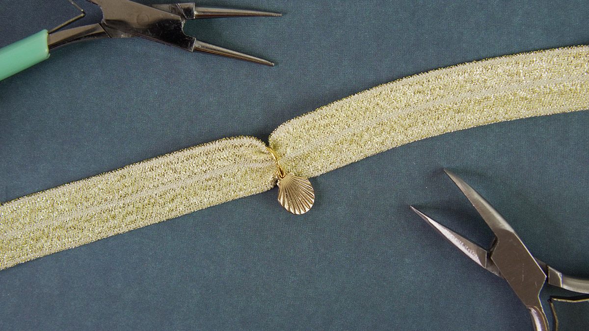 Gold elastic ribbon bracelet with shell medal : Step 2
