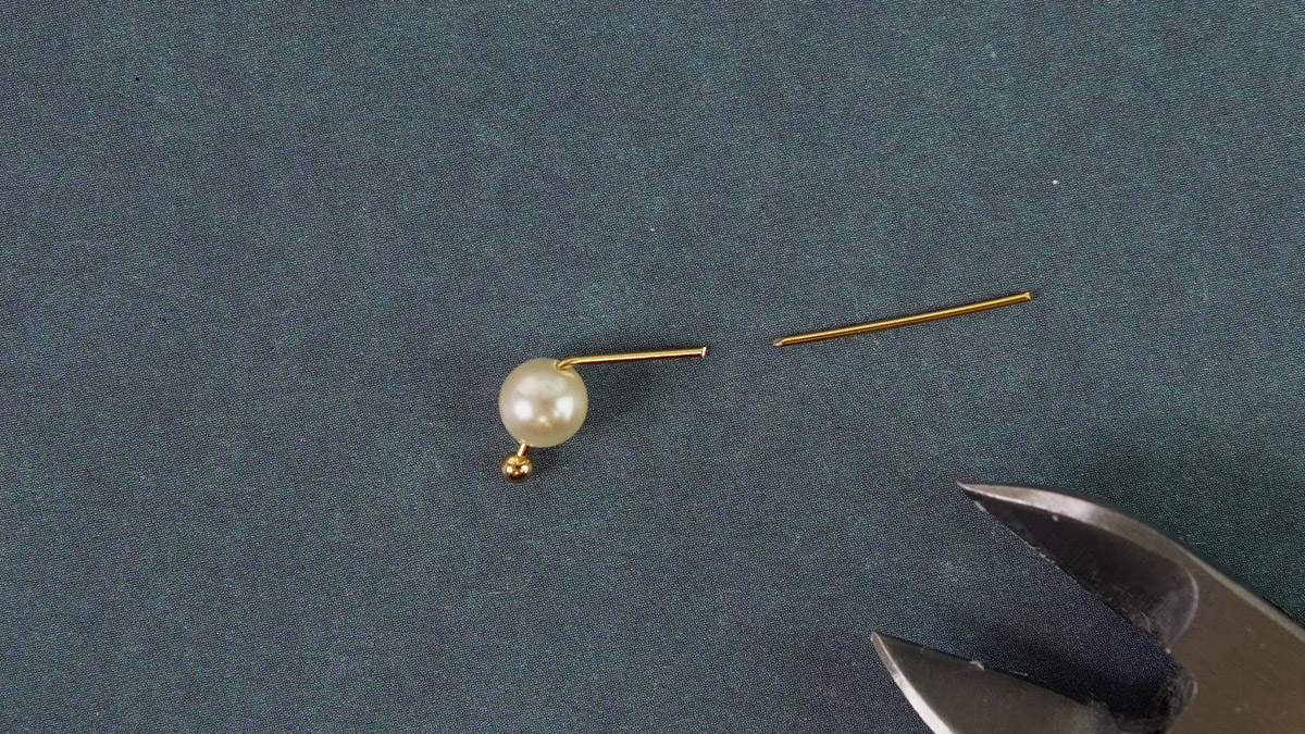 Gold elastic ribbon bracelet with shell medal : Step 3