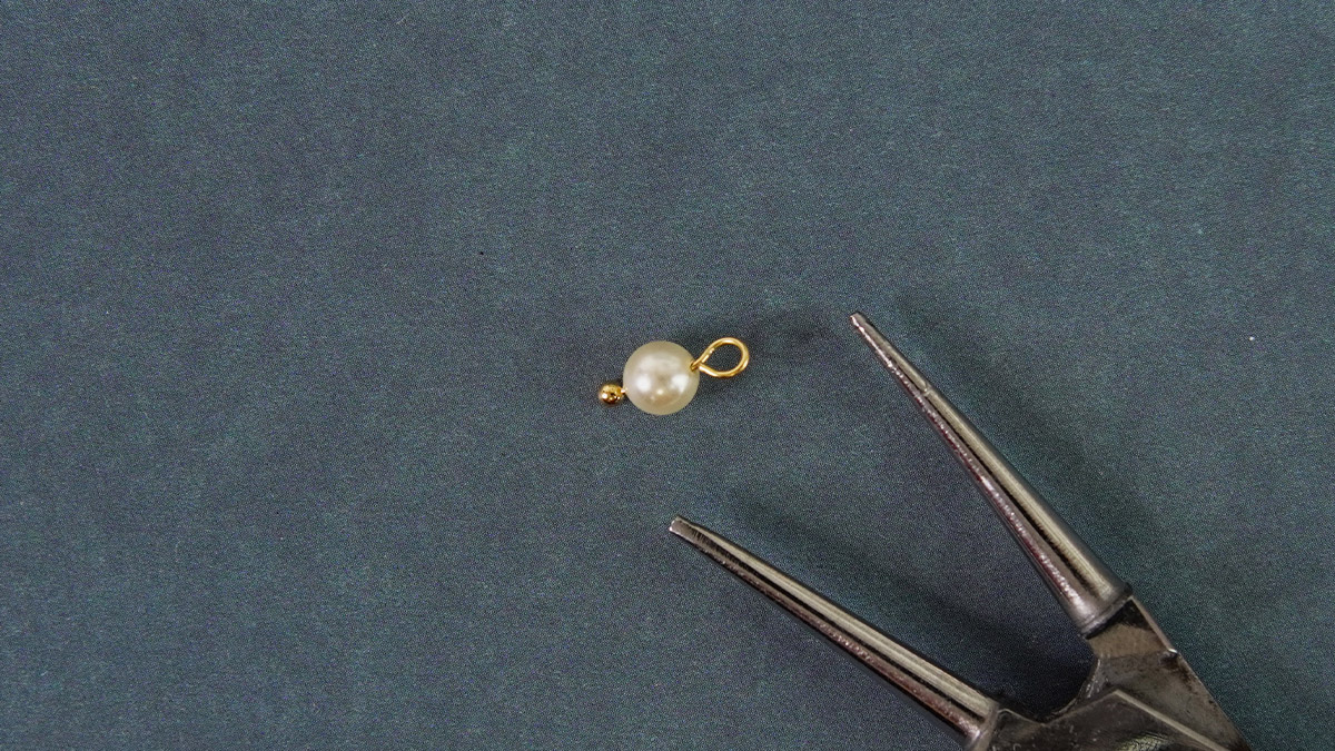 Gold elastic ribbon bracelet with shell medal : Step 4