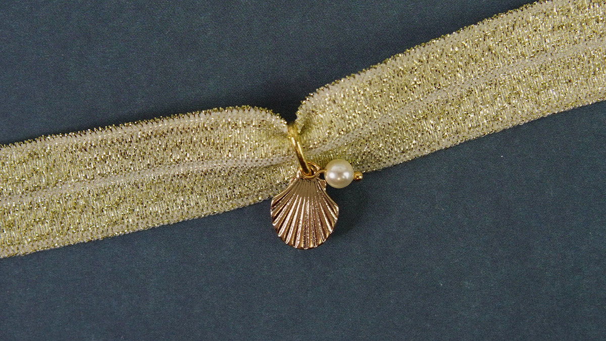 Gold elastic ribbon bracelet with shell medal : Step 5