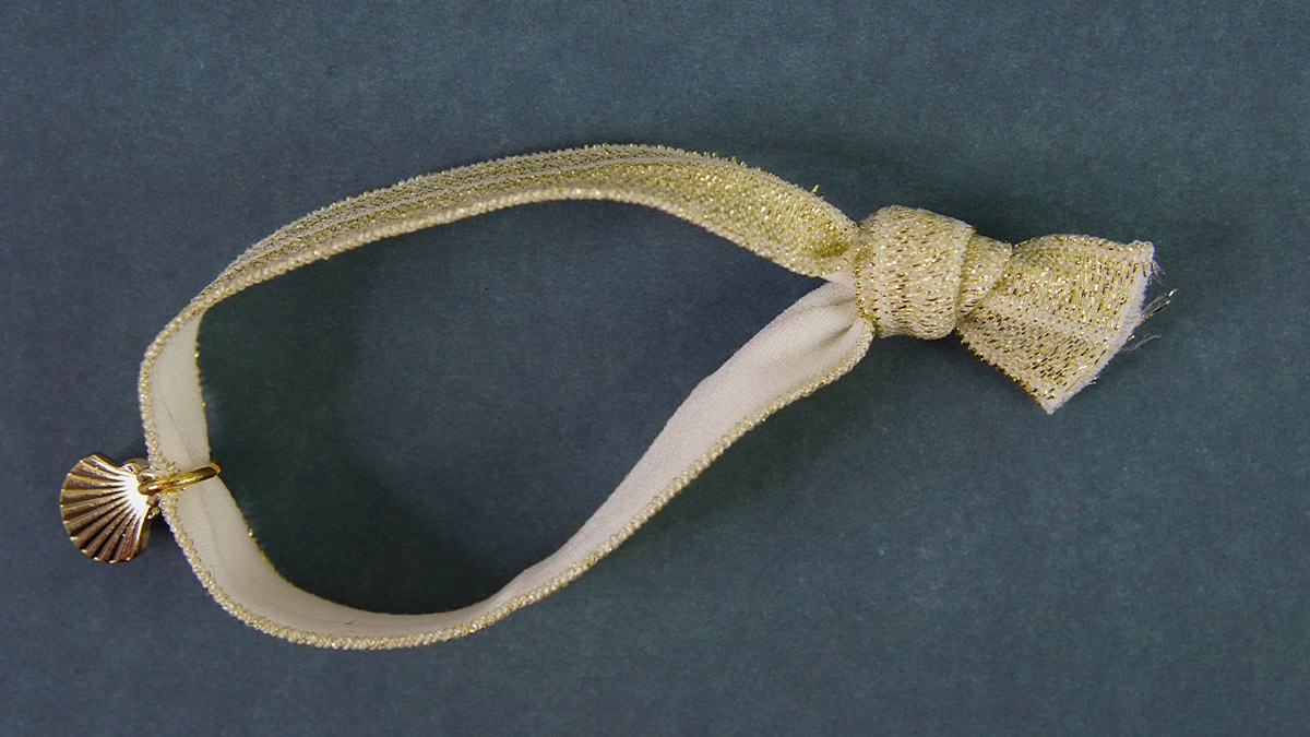 Gold elastic ribbon bracelet with shell medal : Step 6