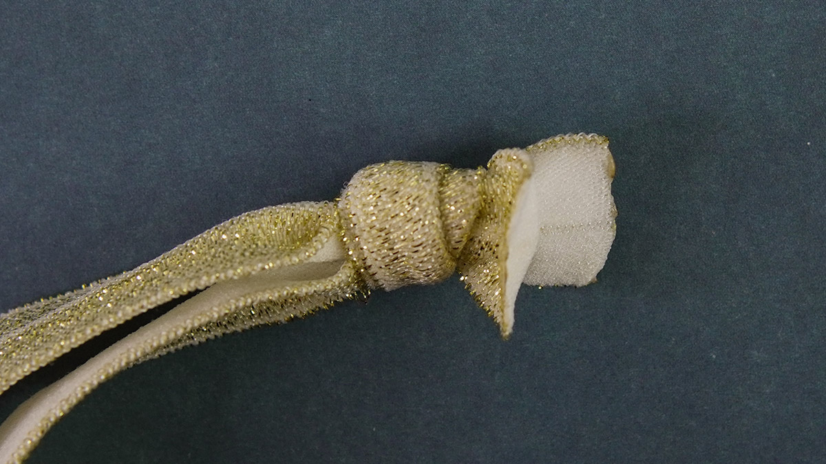 Gold elastic ribbon bracelet with shell medal : Step 7