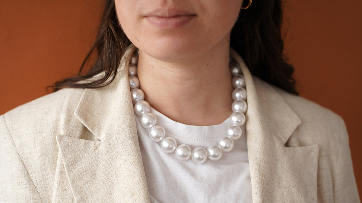 Elastic necklace with large pearly beads