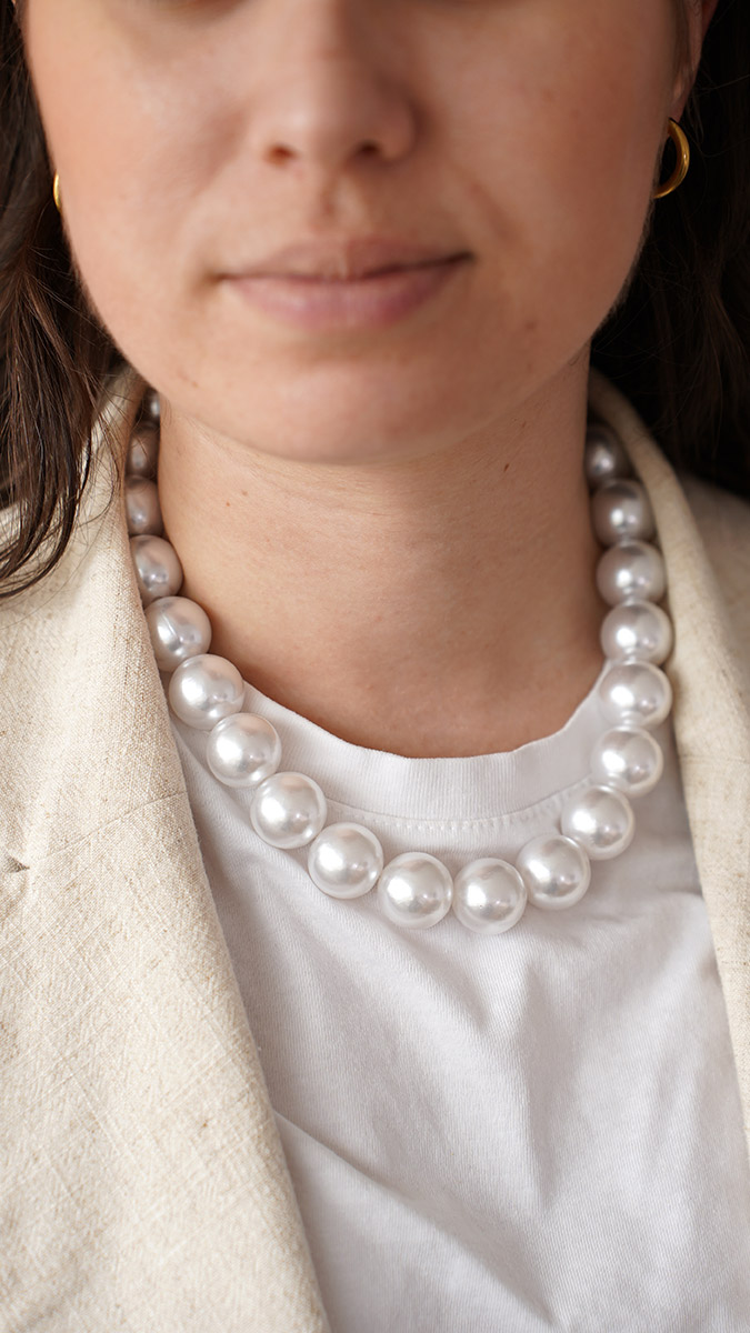 Elastic necklace with large pearly beads