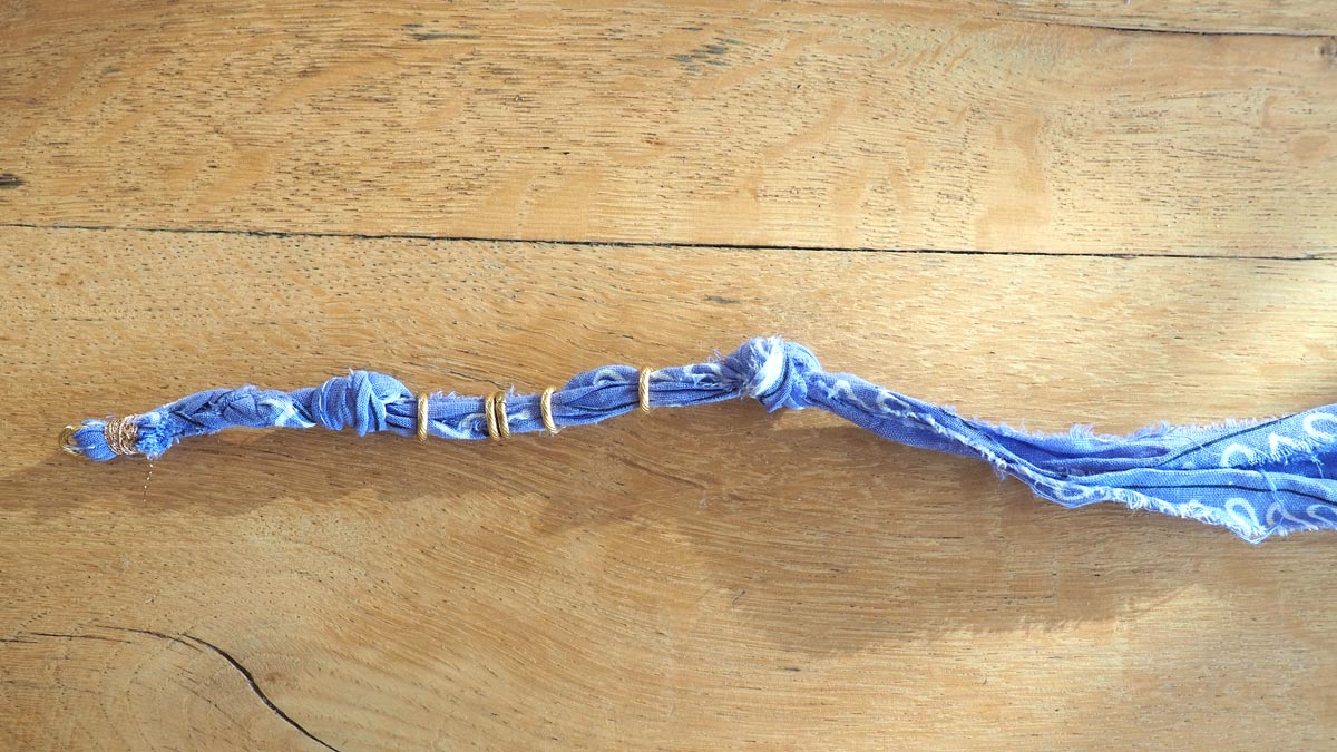 Bandana bracelet tutorial with charms : Step 4