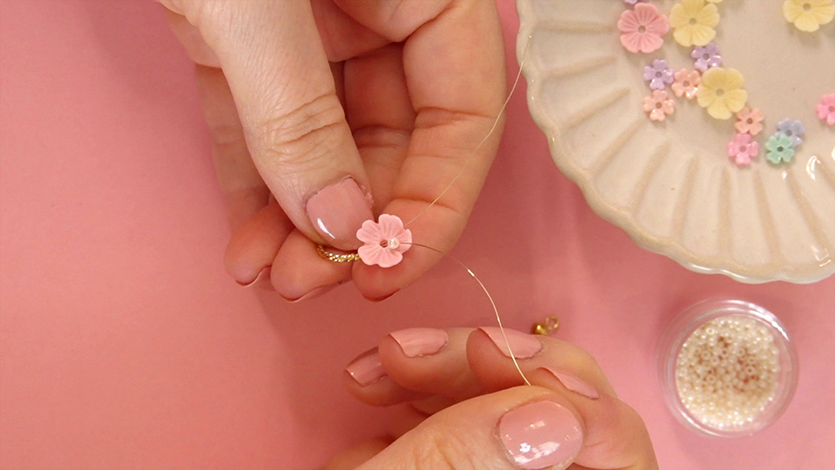 Small flower and seed beads earrings : Step 3